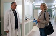 In aller Freundschaft – Tatsächlich hat Hans-Peter Brenner (Michael Trischan) einen Vorschlag für Gabriele Hagen (Katharina Schubert), mit dem sie eine Versteifung ihres Daumen möglicherweise umgehen können. Gabriele ist Hans-Peters Ex-Freundin und wirklich stolz auf ihn. Sie würde ihn gern zu Essen einladen.