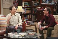 The Big Bang Theory – Während sich Sheldon (Jim Parsons, l.) und Leonard (Johnny Galecki, r.) auf den Weg nach Las Vegas machen, suchen Penny, Bernadette mit Amy nach dem perfekten Hochzeitskleid ...