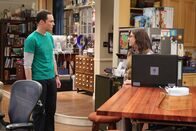 The Big Bang Theory – Sheldon (Jim Parsons, l.) ist entsetzt, als Amy (Mayim Bialik, r.) plötzlich mit einem neuen Laptop vor ihm steht, nachdem sein alter kaputt gegangen ist. Währenddessen lassen Leonard und Howard ihre Frauen an ihrer Erfindung arbeiten, während sie selbst heimlich ins Kino gehen ...