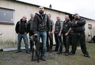 Mankells Wallander – 02:55 Uhr im ERSTEN. Der glatzköpfige Rocker Hans Kolt (Rafael Pettersson, 3.v.links) und seine Motorradgang bedrohen die Polizei.