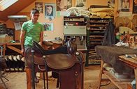 Handwerkskunst! – Sattlermeister Guido Netzer in seiner Werkstatt mit dem verfertigen Sattel.