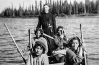 Misshandelt und umerzogen - Kanadas First Nations – Die Kinder der Ureinwohner wurden schon mit vier oder fünf Jahren aus ihren Familien gerissen und in die Obhut von Missionaren gegeben. Eltern, die sich weigerten, ihre Kinder dorthin zu schicken, verloren die ohnehin mageren staatlichen Beihilfen.