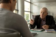 In aller Freundschaft – Otto Stein (Rolf Becker) versichert seinem Sohn Dr. Martin Stein (Bernhard Bettermann, li.), dass sich der Journalist unter falschen Angaben ins Haus geschmuggelt hat. Otto tut es leid, dass er so die momentanen Umstände für seinen Sohn wahrscheinlich noch schwieriger gemacht hat.