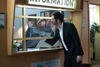 Lucifer – Lucifer (Tom Ellis) liefert sich selber in eine Psychiatrie ein, um dort Nachforschungen über einen Mann anzustellen, der sich als Gott bezeichnet. Sorgt das dafür, dass er schließlich selber ein wenig den Verstand verliert?