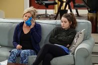 Last Man Standing – Vanessa (Nancy Travis, l.); Eve (Kaitlyn Dever, r.)