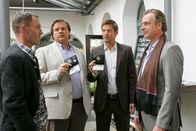Die Rosenheim-Cops – Die Rosenheimer Ermittler Hansen (Igor Jeftic, 2.v.r.) und Hartl (Michael A. Grimm, 2.v.l.) glauben, dass Edelgastronom Strehler (Christoph Grunert, r.) und Biobauer Friedel (Sven Kramer, l.) wegen deren Rufschädigung den Toten auf den Gewissen haben.