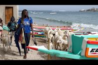 Städte am Meer – Khadjou, die einzige schwarze Surflehrerin in Dakar, bringt den Kindern aus der Nachbarschaft das Wellenreiten bei.