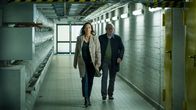 Stralsund – Annegret Böhring (Angela Roy, l.) und ihr Mann Sven (Wolf-Dietrich Sprenger, r.) verlassen die Pathologie. Während Sven gebrochen scheint, wirkt Annegret Böhring (Angela Roy) gefasst.