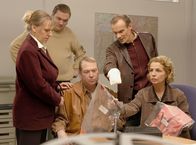 Polizeiruf 110 – V. li.: Frau Schlögl (Johanna Bittenbinder), Polizist (Charly Huebner), Herr Schlögl (Wilfried Labmeier) und die beiden Kriminalhauptkommissare Jürgen Tauber (Edgar Selge) und Jo Obermaier (Michaela May).