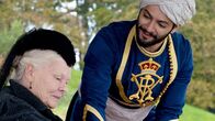 Victoria and Abdul – Queen Victoria (Judi Dench, l.); Abdul Karim (Ali Fazal, r.)