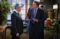 Man with a Plan – Adam Burns (Matt LeBlanc, l.); Don Burns (Kevin Nealon, r.)