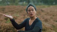 Ninja Nanny – Farah (Denise Aznam) unterrichtet Hunter in einem modernen Pencak-Stil.