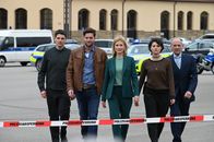 SOKO Stuttgart – In den neuen Folgen der SOKO Stuttgart löst das Team um Martina Seiffert (Astrid M. Fünderich, M.) wieder spannende Fälle. Dabei erhalten Rico Sander (Benjamin Strecker, l.), Jo Stoll (Peter Ketnath, 2.v.l.) und Michael Kaiser (Karl Kranzkowski, r.) Unterstützung von einer neuen Kollegin: Nele Becker (Nina Siewert, 2.v.r.).