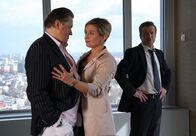 Geld.Macht.Liebe – Will Stern (Michael Brandner) platzt in eine Unterredung zwischen Markus (Roland Koch) und seiner Frau Sophia (Susanne Schäfer).