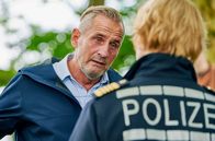 WaPo Bodensee – Paul Schott (Tim Wilde, l.) wird von seiner Chefin Nele Fehrenbach (Floriane Daniel, r.) von dem Mordfall abgezogen. Und gerät zudem selbst unter Verdacht.