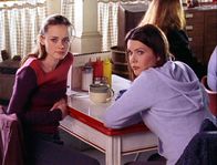 Gilmore Girls – Rory (Alexis Bledel, l.) stattet Paris einen Besuch ab, weil diese schon fünf Tage nicht mehr in der Schule war. Unterdessen hat Lorelai (Lauren Graham, r.) einige Schwierigkeiten, als im Independence Inn ein Feuer ausbricht ...