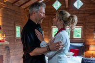Sturm der Liebe – Miros (Pablo Sprungala, l., mit Laura Osswald, r.) romantische Überraschung ist perfekt.