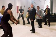 Transporter 2 - The Mission – Die Situation eskaliert: Bösewichte lauern Frank Martin (Jason Statham, m.) in einer Fabrikhalle auf.