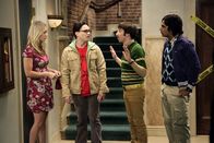 The Big Bang Theory – Nachdem Sheldon zu seiner Mutter nach Texas gereist ist, um sich nicht weiter demütigen zu lassen, ist Penny (Kaley Cuoco, l.) der Meinung, dass Leonard (Johnny Galecki, 2.v.l.), Howard (Simon Helberg, 2.v.r.) und Raj (Kunal Nayyar, r.) sich bei ihm entschuldigen sollen ...