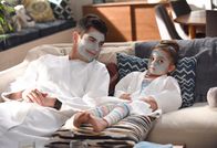 New Girl – Schmidt (Max Greenfield, l.) sehnt sich nach der Zeit mit Ruth (Danielle und Rhiannon Rockoff, r.) zurück, nachdem er sich dazu entschieden hat, wieder zur Arbeit zurückzukehren ...