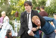 Modern Family – Robbie (Matt Dillon, li.) begrüßt besonders 'herzlich' Mitchell (Jesse Tyler Ferguson), den er wie Claire aus der Highschool kennt.