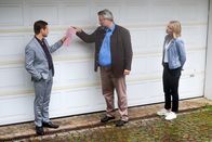 Die Rosenheim-Cops – Die Kommissare Stadler (Dieter Fischer, M.) und Winter (Vanessa Eckart, r.) haben den Verdacht, dass Jakob Niedermayer (Enno Hesse, l.), der Halbbruder des Mordopfers, etwas zu verbergen hat. Ob ein Blick in dessen Garage Licht ins Dunkel bringt?