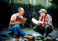 Löwenzahn Classics – Peter Lustig (l.) sucht in vielen Büchern eine schöne Geschichte.