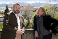 Die Rosenheim-Cops – Wurde Walter Galke (Andreas Wimberger, r.) aus Eifersucht zum Mörder? Kommissar Stadler (Dieter Fischer, l.) ermittelt. Honorarfrei - nur für diese Sendung bei Nennung ZDF und Christian A. Rieger