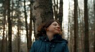 Menschen hautnah: Fliegen oder fallen? - Luisa und ihr Gendefekt – Luisa lehnt sich während eines Familienausflugs an einen Baum im Wald in der Nähe von Augsburg.