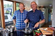 Lecker an Bord – Björn Freitag (l) und Frank Buchholz.