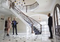 Empire – Während Lucious (Terrence Howard, M.) für Andre (Trai Byers, r.), Rohnda (Kaitlin Doubleday, l.) und ihr Kind ein prächtiges Haus auf Long Island kauft, versucht Anika alles, um Hakeem zurückzugewinnen ...