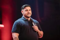 Comedy Clash – Der Tübinger Abed Azzam (Foto) startet mit Bildungslücken ins erste Pre-Final. Der Berliner Abdel Boudii rast mit Uber durch die Hauptstadt und der Frankfurter Costa Meronianakis kontert mit Horror-Stories vom Hauptbahnhof. Wer schafft es ins Finale?