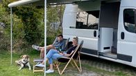 Wir werden Camper! – Svenja (r) und Jan Krüger vor ihrem Glamping Van auf einem Campingplatz in den Dünen von Nordholland.