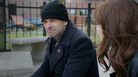 Elementary – Was bedeutet Kittys (Ophelia Lovibond, r.) lebensverändernde Offenbarung für die Beziehung zu Sherlock (Jonny Lee Miller, l.)?