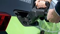 ORF III Themenmontag: Die Tricks ... – Für E-Autos hinkt der Ausbau der öffentlichen Ladesäulen stark hinterher. So leicht ist es gar nicht, seinen Elektrowagen aufzuladen.