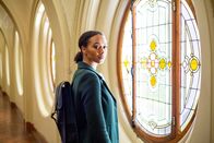 Professor T – Die Ermittlerin Lisa Donckers (Emma Naomi) hofft auf die Unterstützung ihres früheren Professors Jasper Tempest.