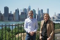 SRF DOK – Peter Düggeli und Barbara Lüthi vor der Skyline von Manhattan New York