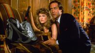 Fletch - Der Troublemaker – Der Undercover-Reporter Irwin "Fletch" Fletcher (Chevy Chase, r.) soll Alan Stanwyk umbringen, damit dessen Frau Gail Stanwyk (Dana Wheeler-Nicholson, l.) das Versicherungsgeld bekommt ...