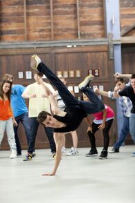 Dance Academy – Der neue Lehrplan zeigt, dass Hip Hop im neuen Schuljahr nicht mehr gelehrt werden soll. Das lassen sich die Studenten nicht bieten. Sie führen den Lehrern demonstrativ ihr Können vor und beweisen damit, dass auch dieser nichtklassische Tanz sehr wichtig für sie ist. Sammy (Tom Green, vorn)