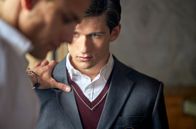 Evil – Otto (Christian Fandango, li.) verurteilt Erik (Isac Calmroth, re.) zu harter Strafarbeit.