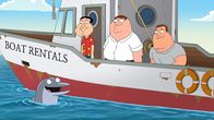 Family Guy – v.r.) und Joe (r.) einen Mercedes vom Meeresgrund bergen wollen, kommt ihnen der Delfin Billy zu Hilfe ...