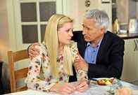 Rote Rosen – ARD ROTE ROSEN FOLGE 1286 Uhr im ERSTEN. Thomas (Gerry Hungbauer, r.) tröstet Jule (Kim-Sarah Brandts, l.) in ihrem Kummer um Lars.