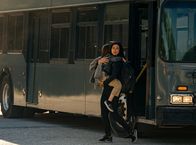 Greenland – Getrennt von ihrem Mann, flieht Allison (Morena Baccarin) mit Söhnchen Nathan (Roger Dale Floyd) auf dem Arm vor der Katastrophe.