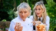 Sturm der Liebe – Helene (Sabine Werner, l.) und Yvonne (Tanja Lanäus, r.) sind baff, als sie ein Match auf der App entdecken.