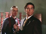 Buffy - Im Bann der Dämonen – Rupert Giles (Anthony Stewart Head, l.), Wesley Wyndam-Pryce (Alexis Denisof) Die Verwendung des sendungsbezogenen Materials ist nur mit dem Hinweis und Verlinkung auf RTL+ gestattet.; Rupert Giles (Anthony Stewart Head, l.), Wesley Wyndam-Pryce (Alexis Denisof) Die Verwendung des sendungsbezogenen Materials ist nur mit dem Hinweis und Verlinkung auf RTL+ gestattet.