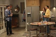 Two and a Half Men – Walden (Ashton Kutcher, l.), Alan (Jon Cryer, r.) und Jenny (Amber Tamblyn, M.) planen ihren Samstagabend. Für Alan bringt dieser jedoch eine überraschende Wendung mit sich ...