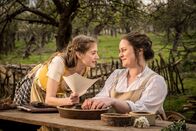 Zitterinchen – Christine (Flora Li Thiemann) ist überzeugt davon, dass Alma (Annika Krüger) sich für die Stelle als Hofmalerin bei Prinz Philip (Aram Arami) bewerben sollte.