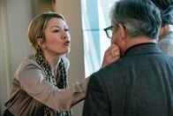 Servus Baby – Mel (Genija Rykova) und Prof. Dr. Blume (Johannes Silberschneider).