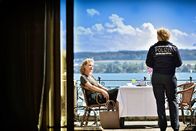 WaPo Bodensee – Nele Fehrenbach (Floriane Daniel, r.) verhört Gina Kleber (Barbara Melzl, l.), die ein starkes Motiv hat.