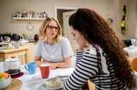Sturm der Liebe – Josie (Lena Conzendorf, l.) gesteht Shirin (Merve Çakır, r.), dass sie nicht weiß, wie sie den Abend mit ihrem Vater einordnen soll.